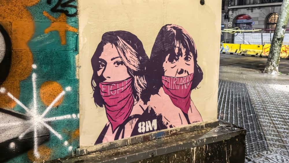 Tous les jours, Laika omaggia il coraggio di Gisele Pelicot e Caroline Darian