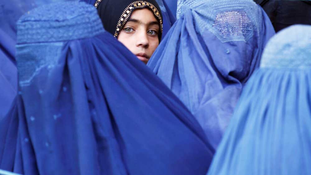 Le mani delle donne Afghane intrecciano sopravvivenza, non diritti