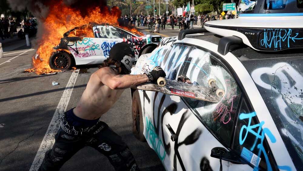 Tensione negli Stati Uniti, proteste contro Trump e mobilitazione militare