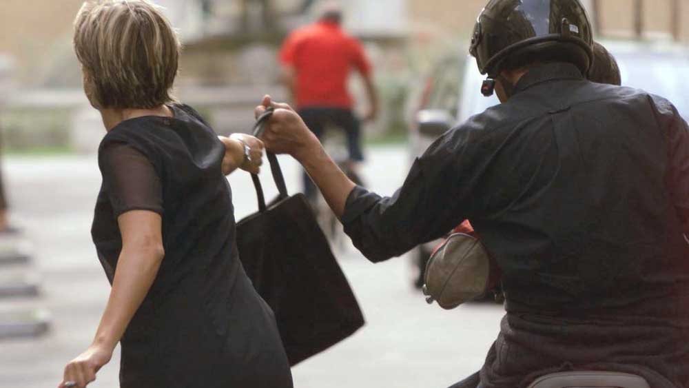 Criminalità in aumento in Italia, crescono i reati in strada e i furti nelle città metropolitane